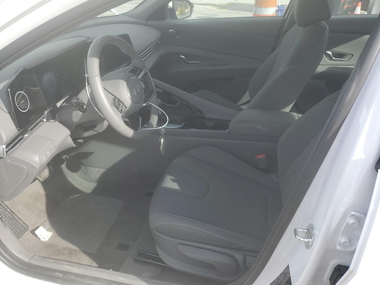 2024 HYUNDAI ELANTRA SE - Фото 7