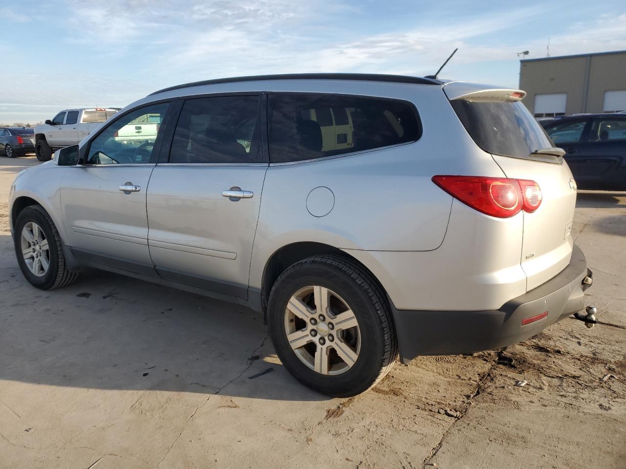 2011 CHEVROLET TRAVERSE L - Image 2
