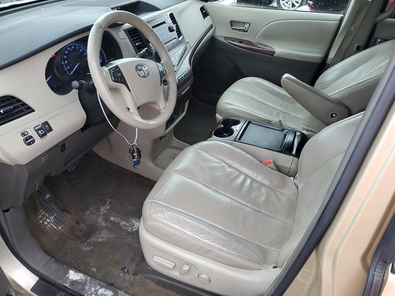 2011 TOYOTA SIENNA XLE - Image 7