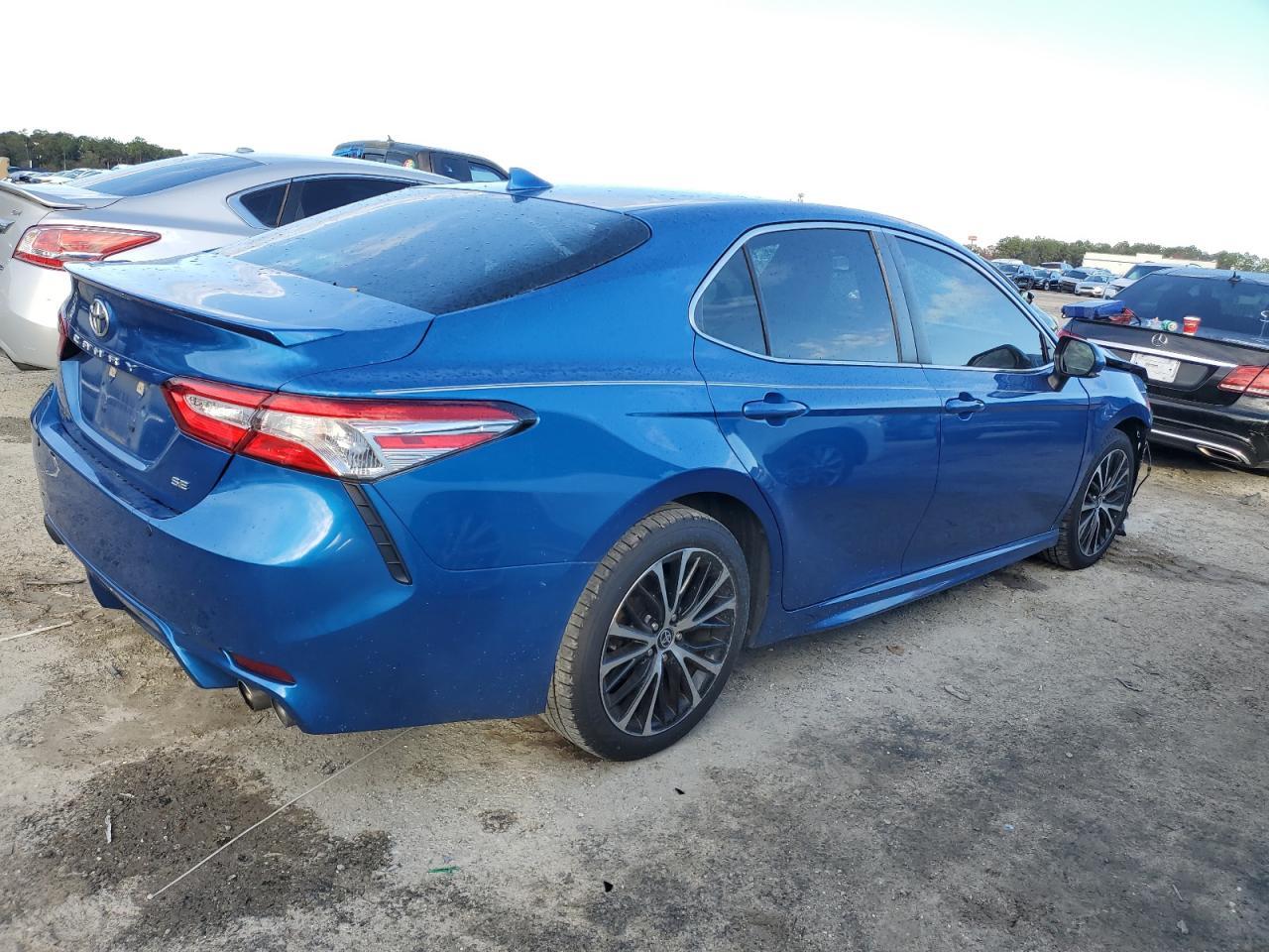2020 TOYOTA CAMRY SE - Фото 3