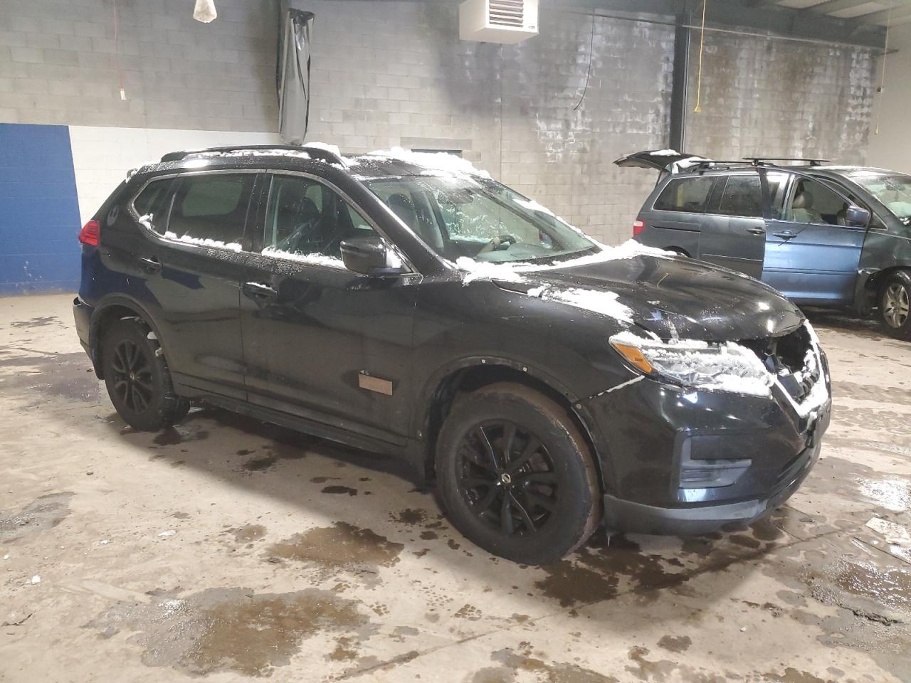 2017 NISSAN ROGUE SV - Image 4