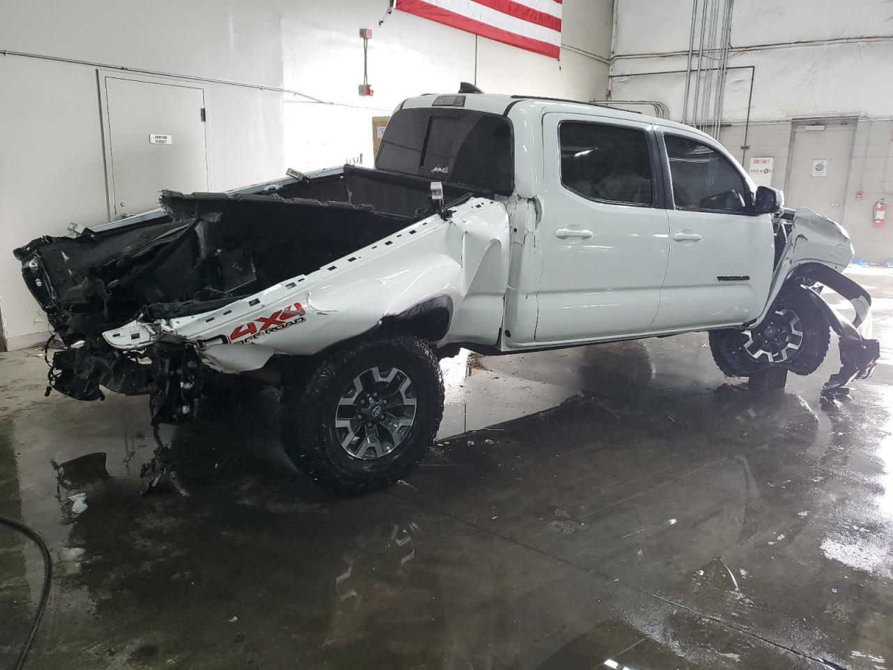 2018 TOYOTA TACOMA DOU - Фото 3