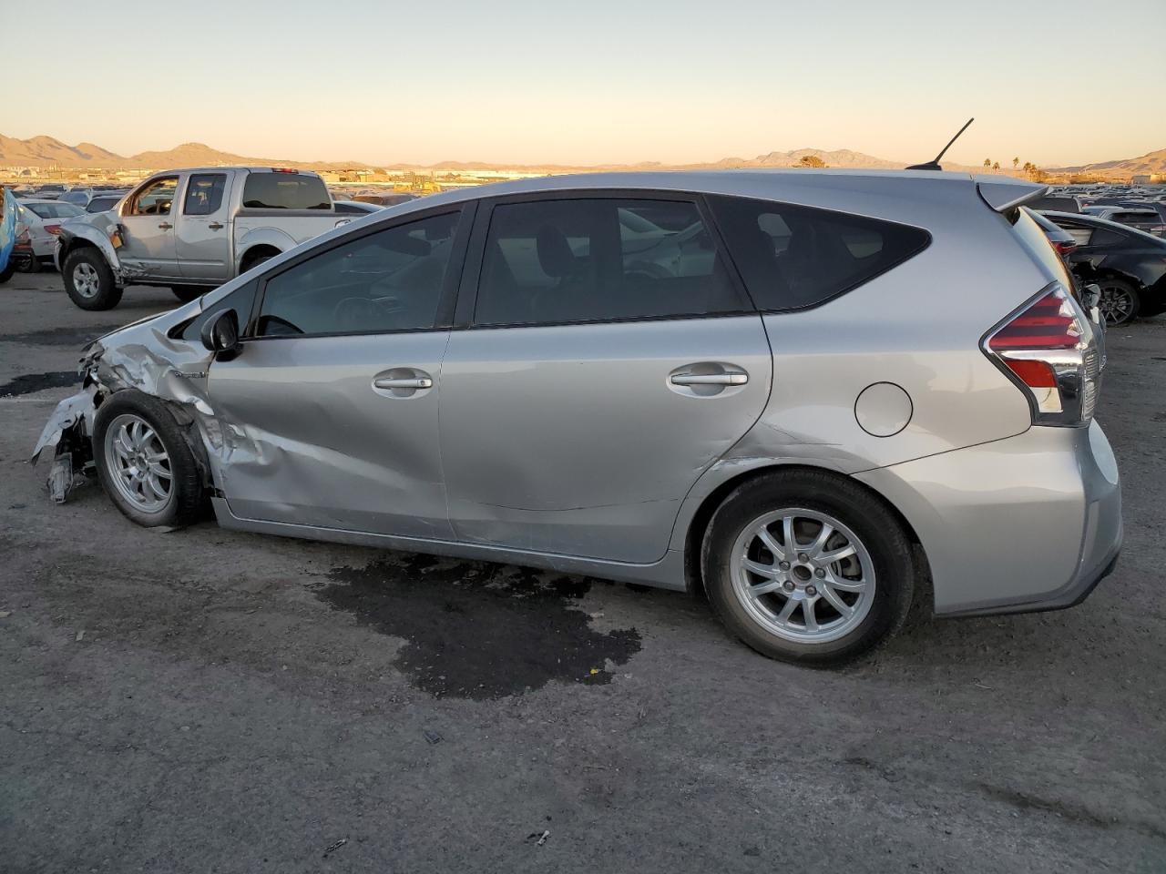 2015 TOYOTA PRIUS V - Фото 2