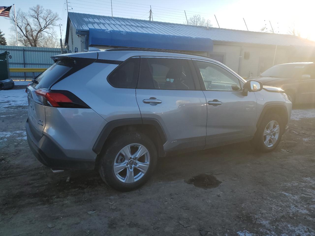 2020 TOYOTA RAV4 XLE - Фото 3