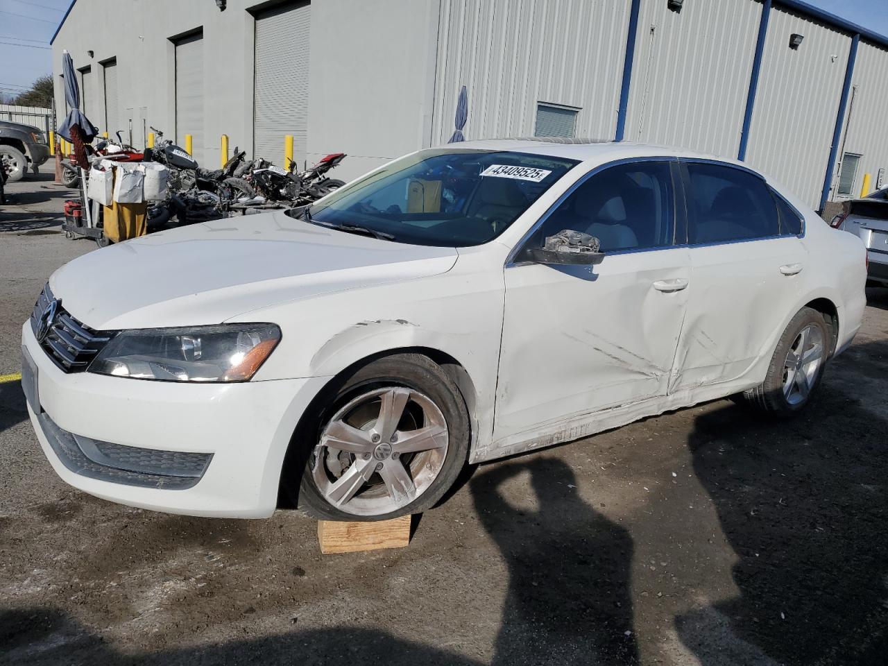 2013 VOLKSWAGEN PASSAT SE