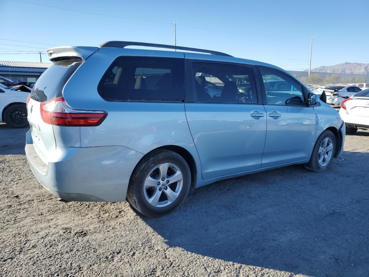 2015 TOYOTA SIENNA LE - Фото 3