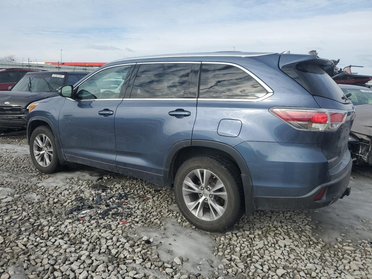 2015 TOYOTA HIGHLANDER - Фото 2