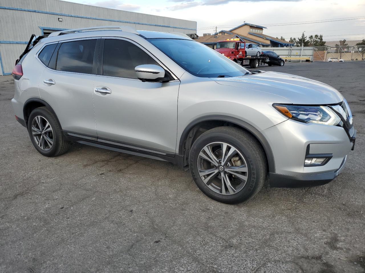 2017 NISSAN ROGUE SV - Фото 4