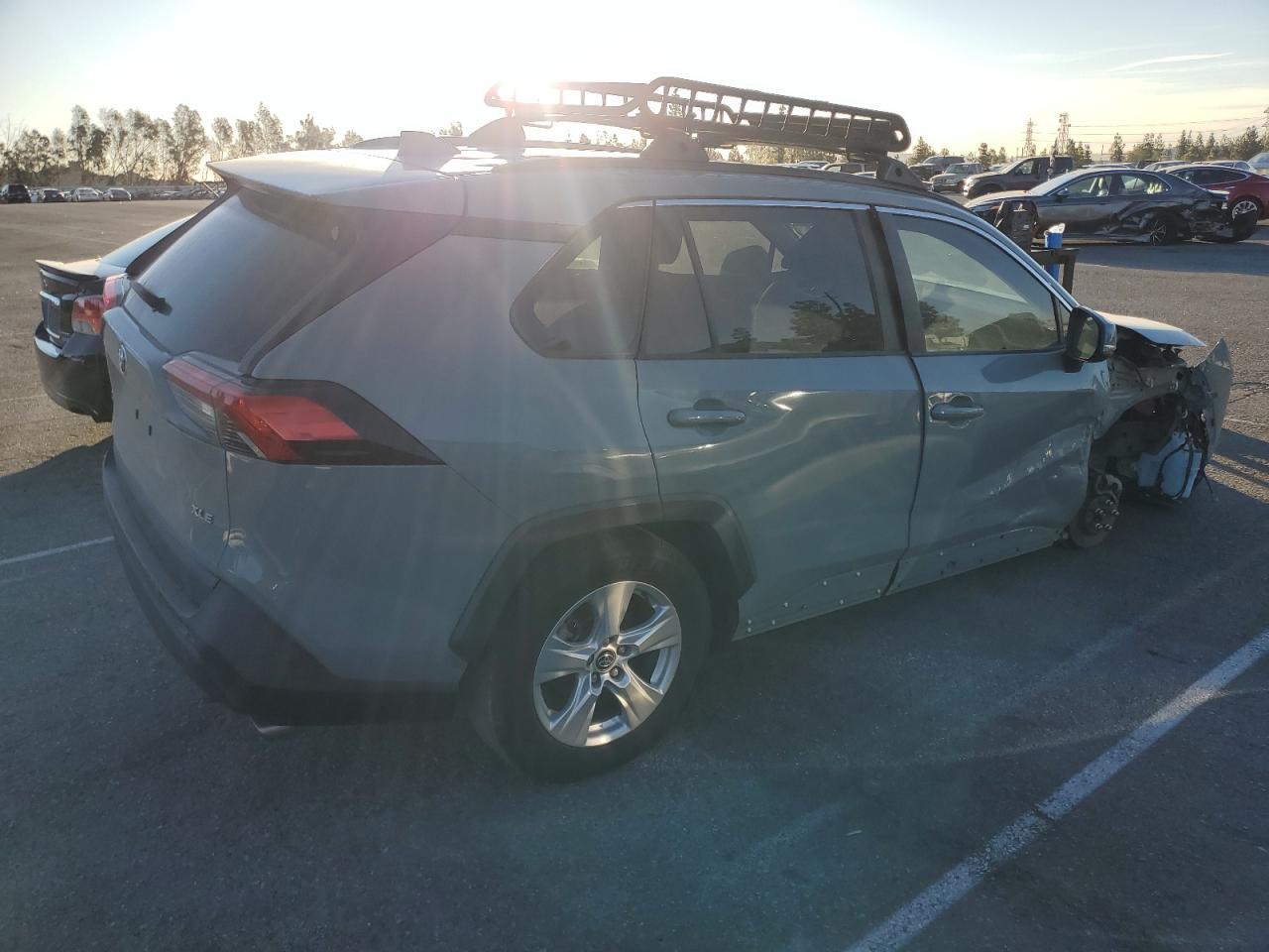 2020 TOYOTA RAV4 XLE - Фото 3