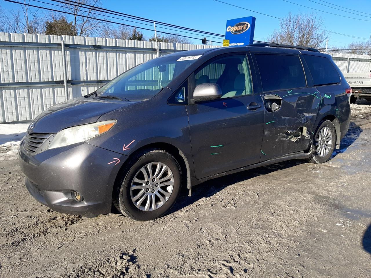 2011 TOYOTA SIENNA XLE