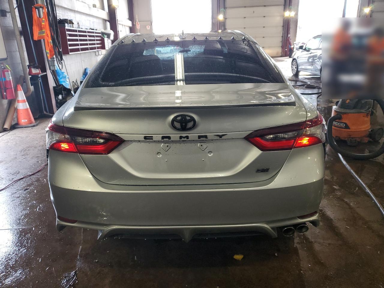 2021 TOYOTA CAMRY SE - Фото 6