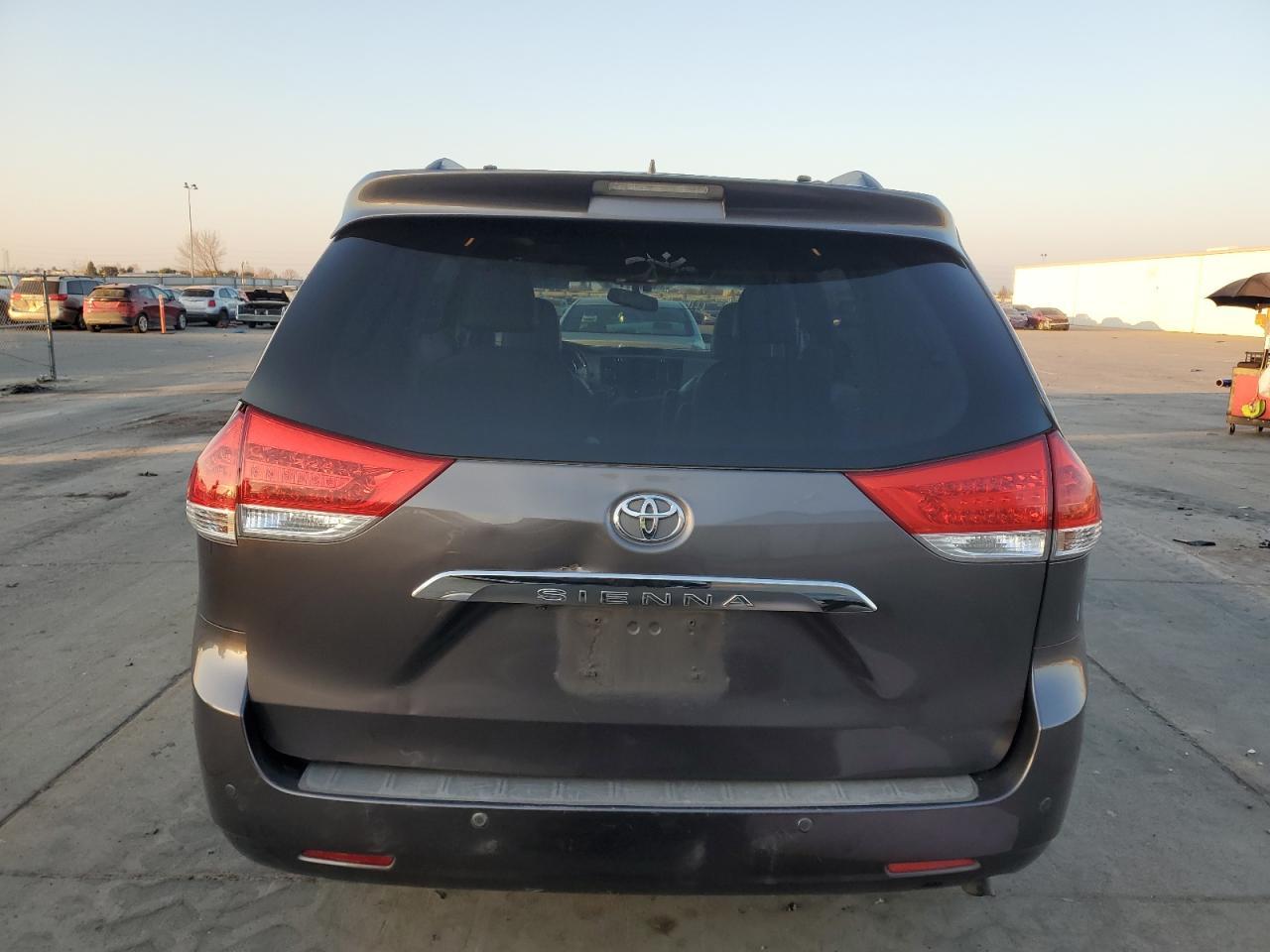 2011 TOYOTA SIENNA XLE - Фото 6