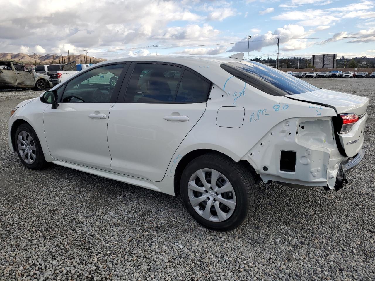 2021 TOYOTA COROLLA LE - Фото 2