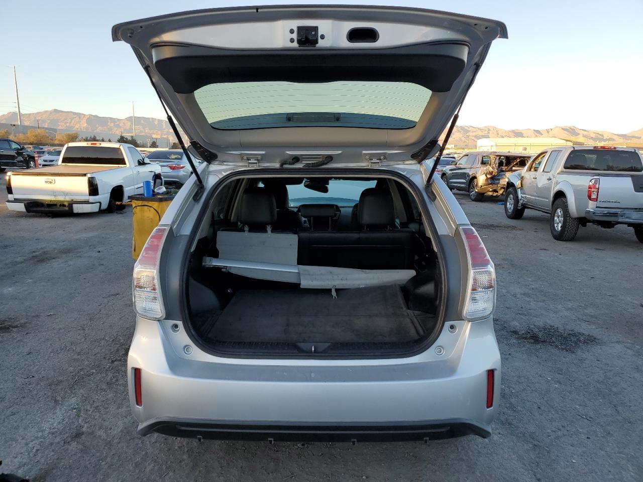 2015 TOYOTA PRIUS V - Фото 6
