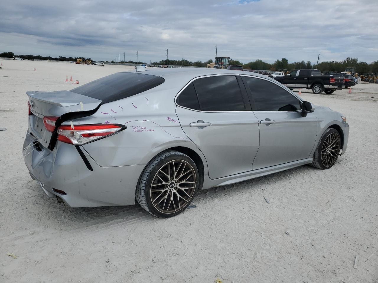 2020 TOYOTA CAMRY SE - Фото 3