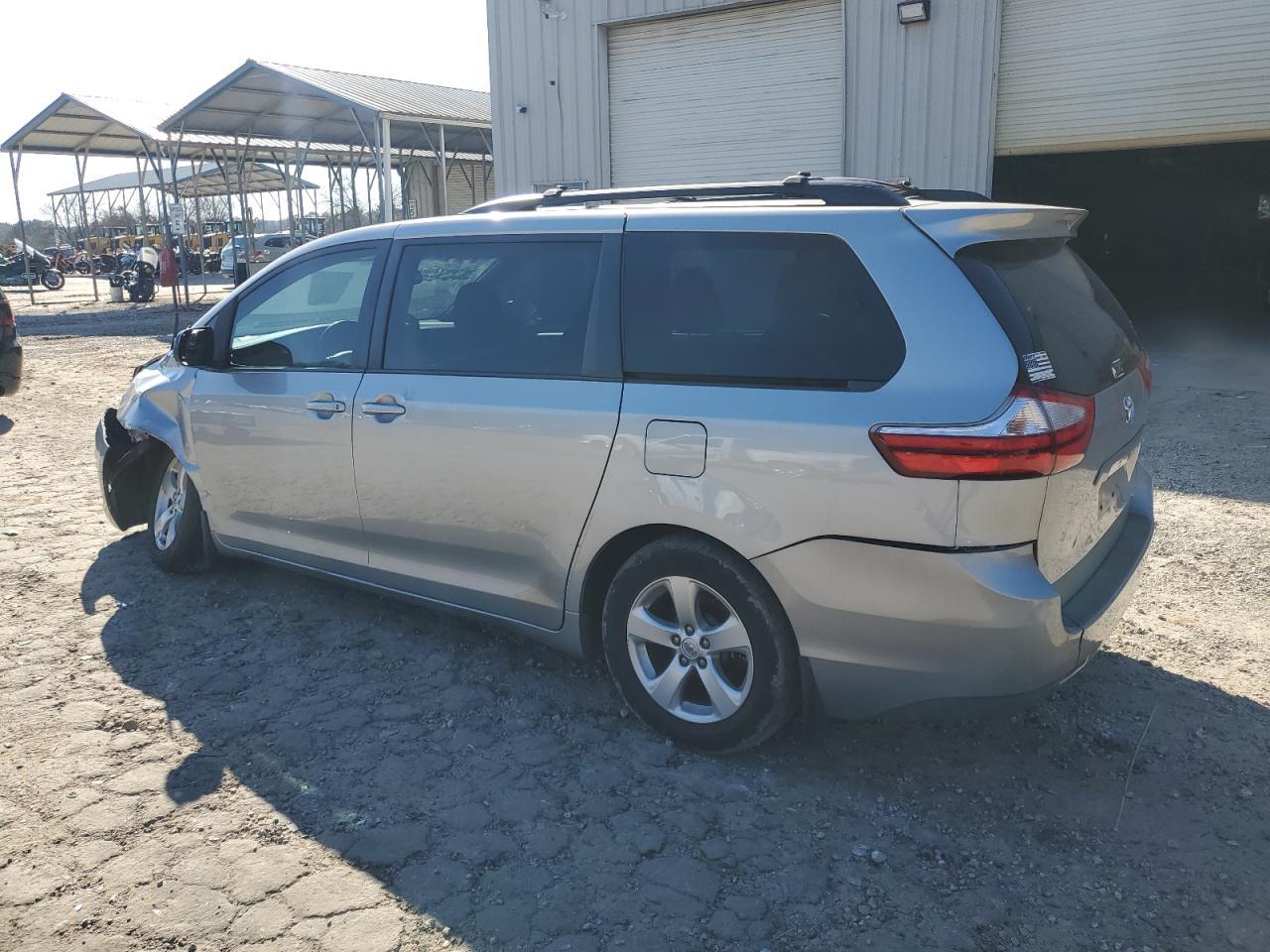 2015 TOYOTA SIENNA LE - Фото 2