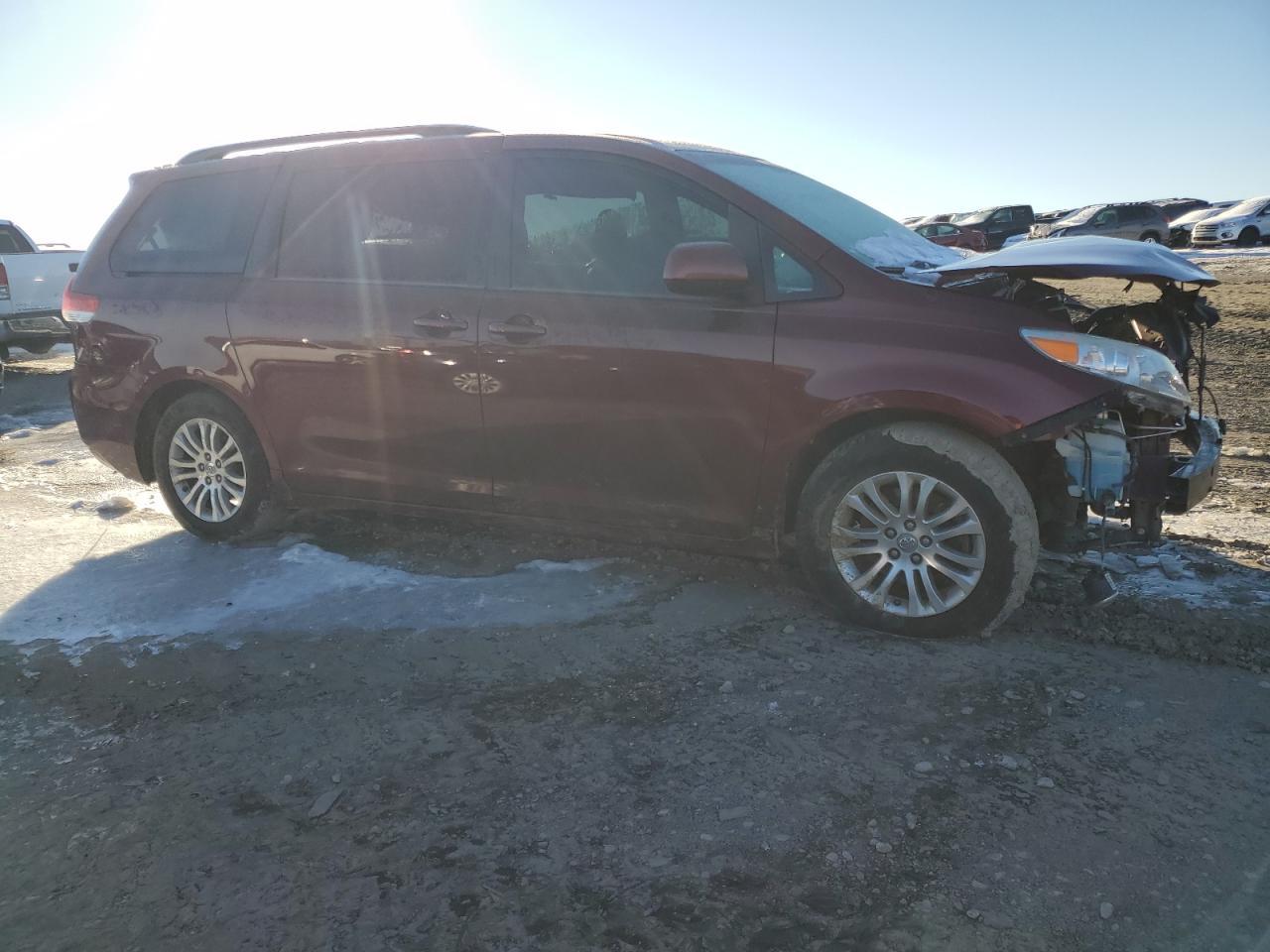 2013 TOYOTA SIENNA XLE - Фото 4