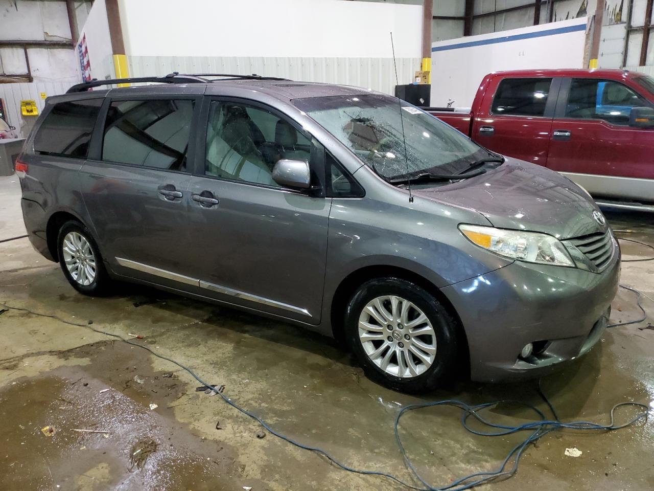 2011 TOYOTA SIENNA XLE - Фото 4