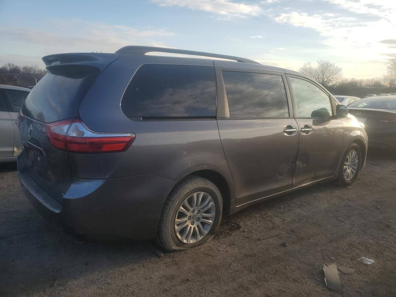 2015 TOYOTA SIENNA XLE - Фото 3