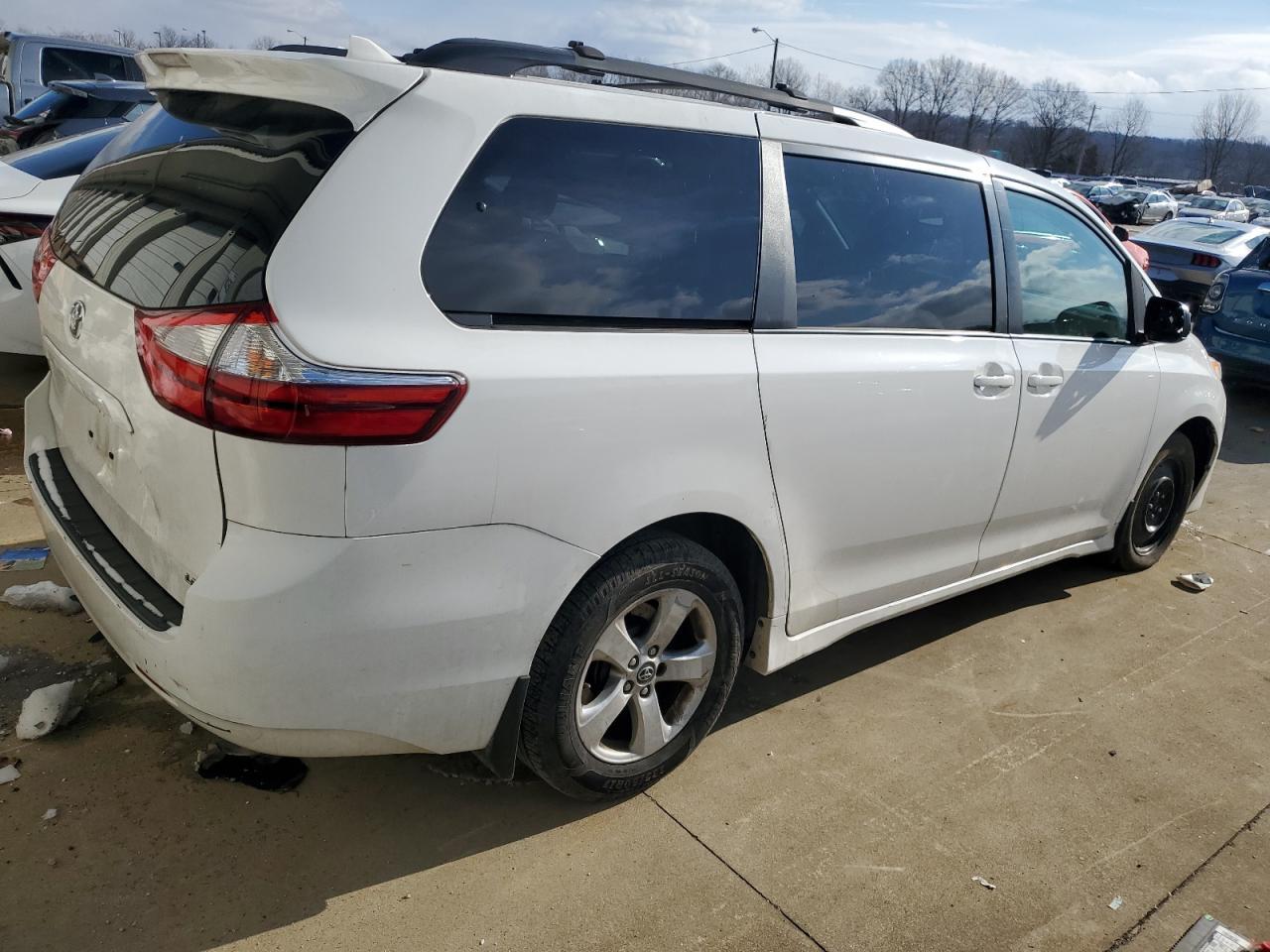 2019 TOYOTA SIENNA LE - Фото 3