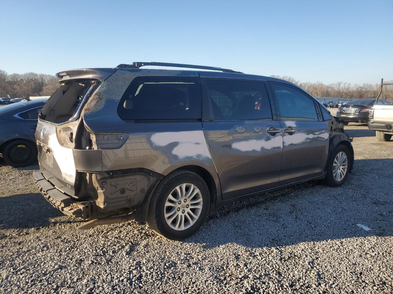 2013 TOYOTA SIENNA XLE - Фото 3