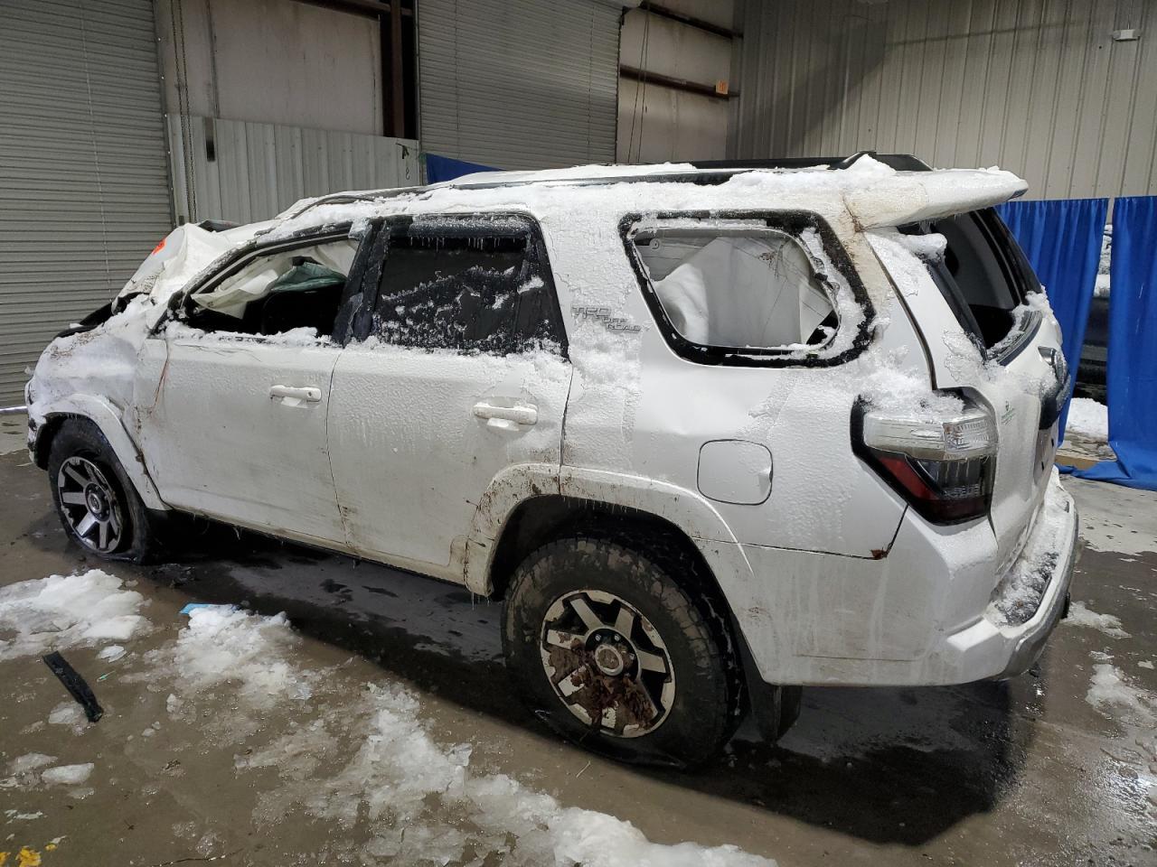 2019 TOYOTA 4RUNNER SR - Image 2
