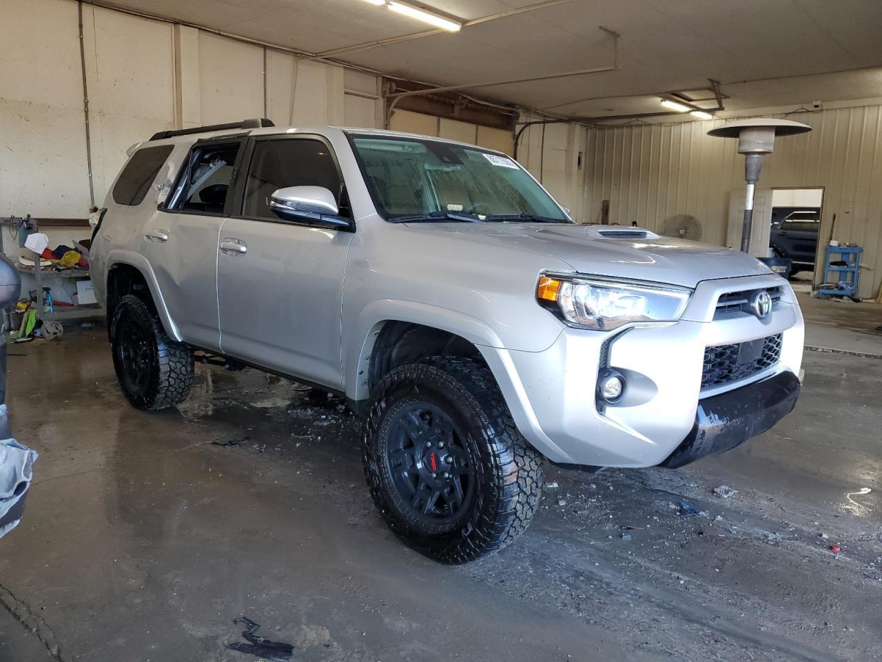 2022 TOYOTA 4RUNNER SR - Фото 4