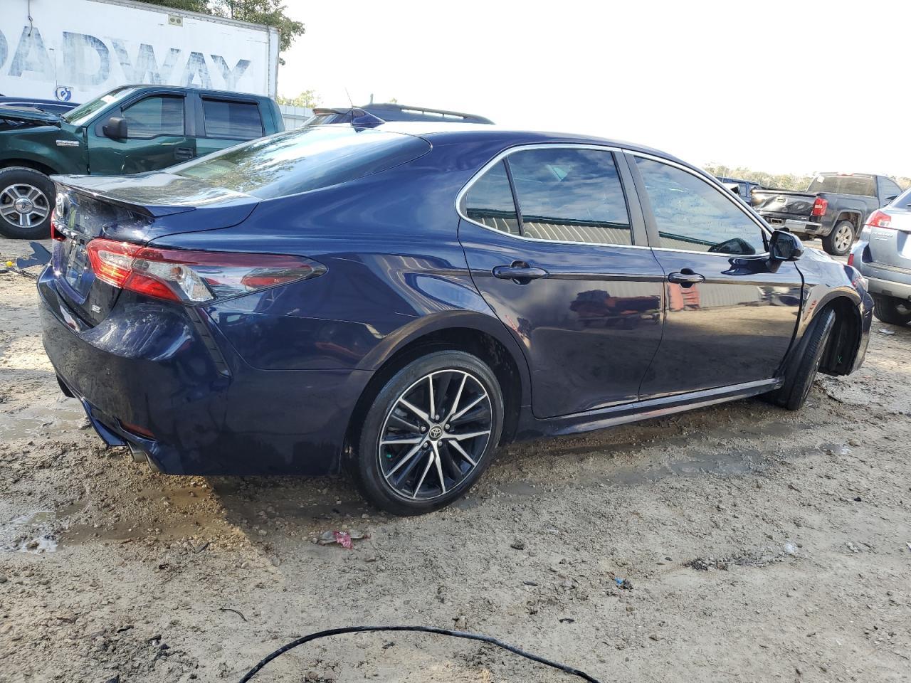 2021 TOYOTA CAMRY SE - Фото 3