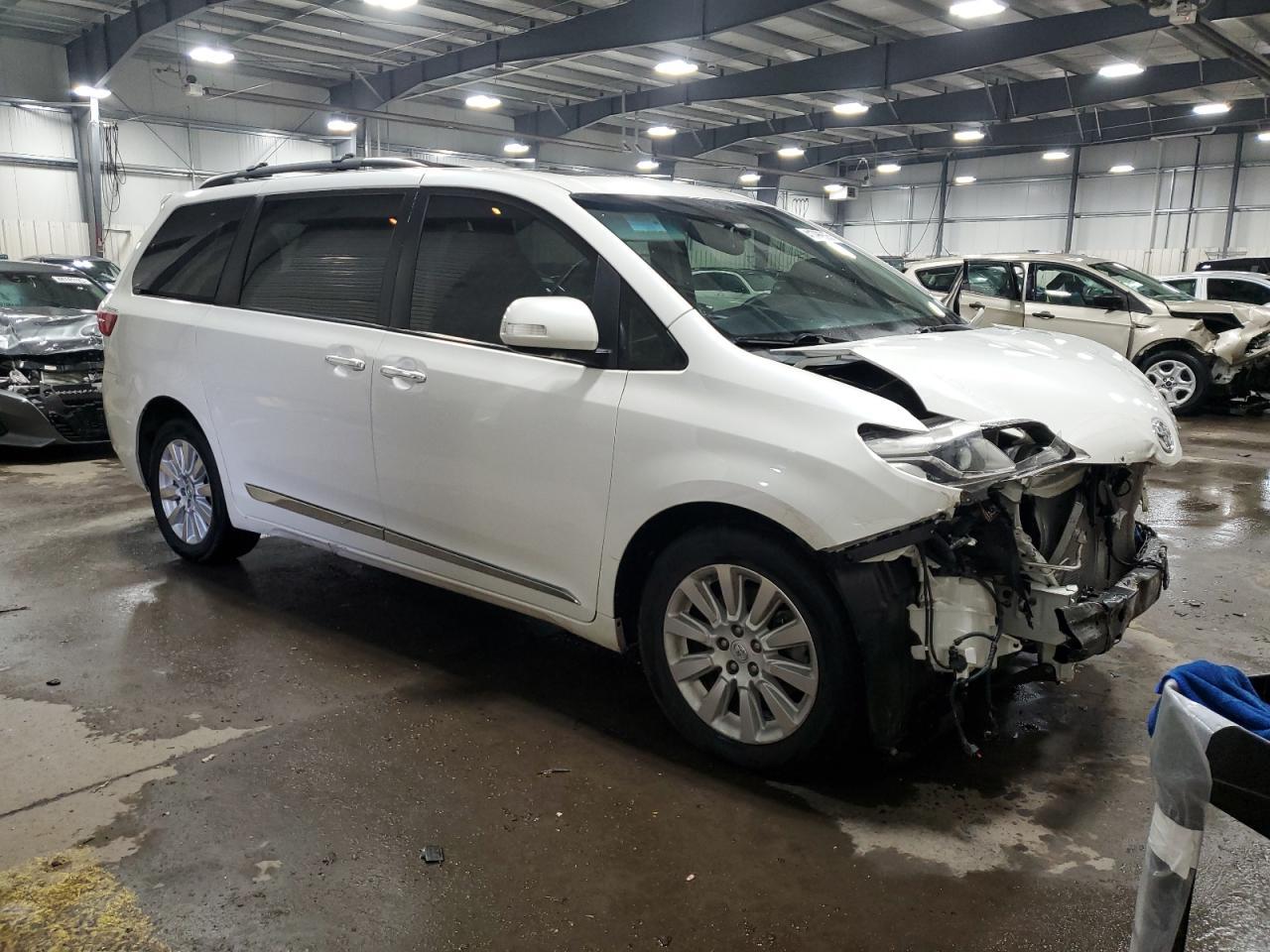 2015 TOYOTA SIENNA XLE - Image 4