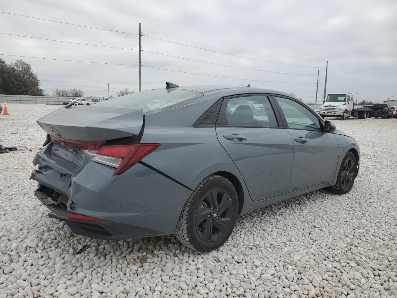 2022 HYUNDAI ELANTRA SE - Image 3