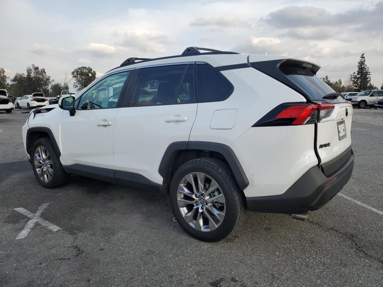 2019 TOYOTA RAV4 XLE P - Фото 2