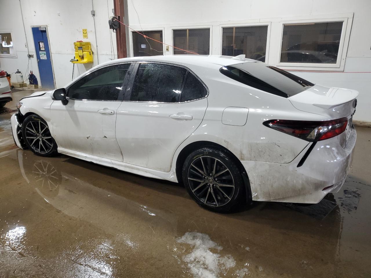 2021 TOYOTA CAMRY SE - Фото 2