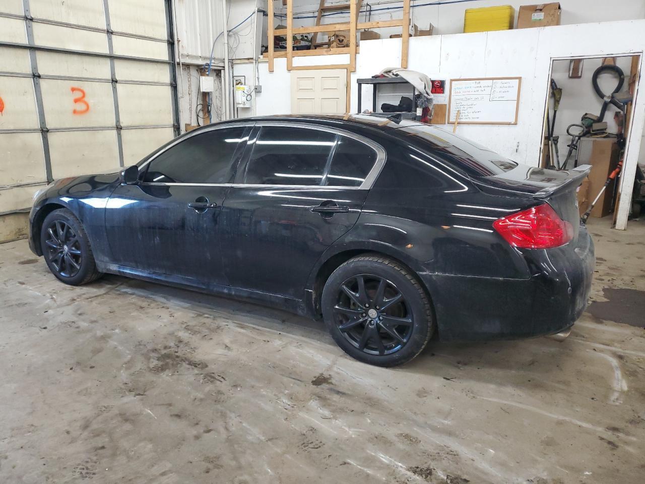 2011 INFINITI G37 - Фото 2