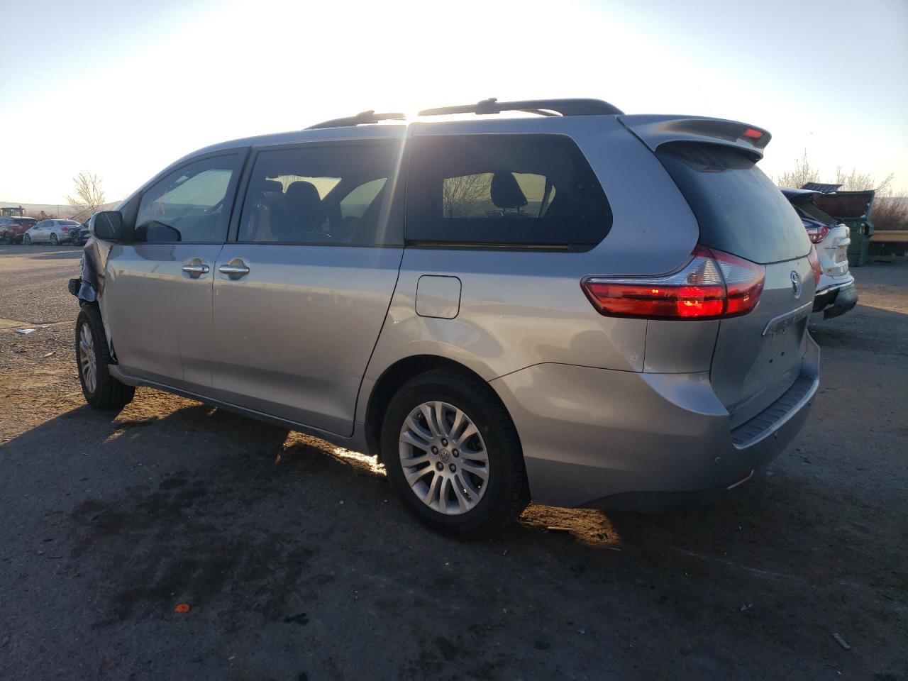 2015 TOYOTA SIENNA XLE - Фото 2