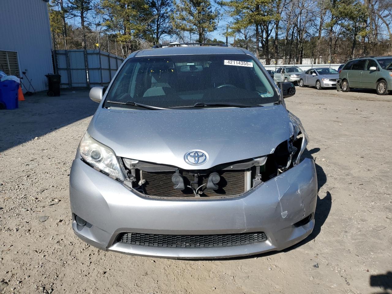 2015 TOYOTA SIENNA LE - Фото 5