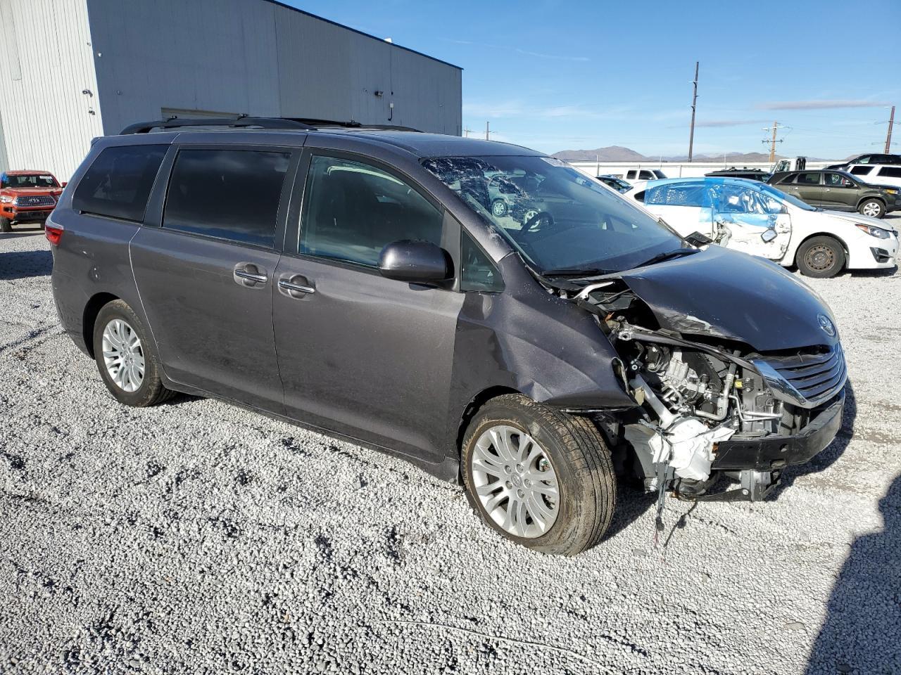 2015 TOYOTA SIENNA XLE - Фото 4