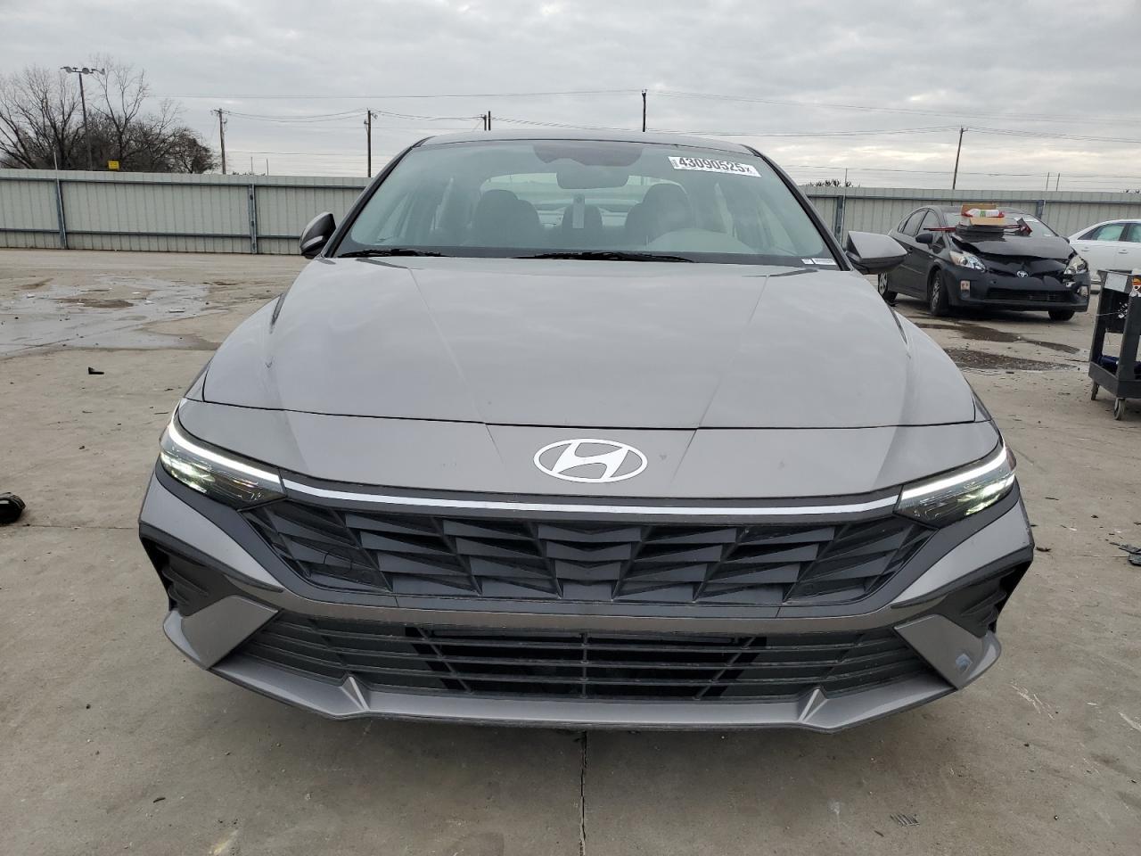 2024 HYUNDAI ELANTRA SE - Image 5