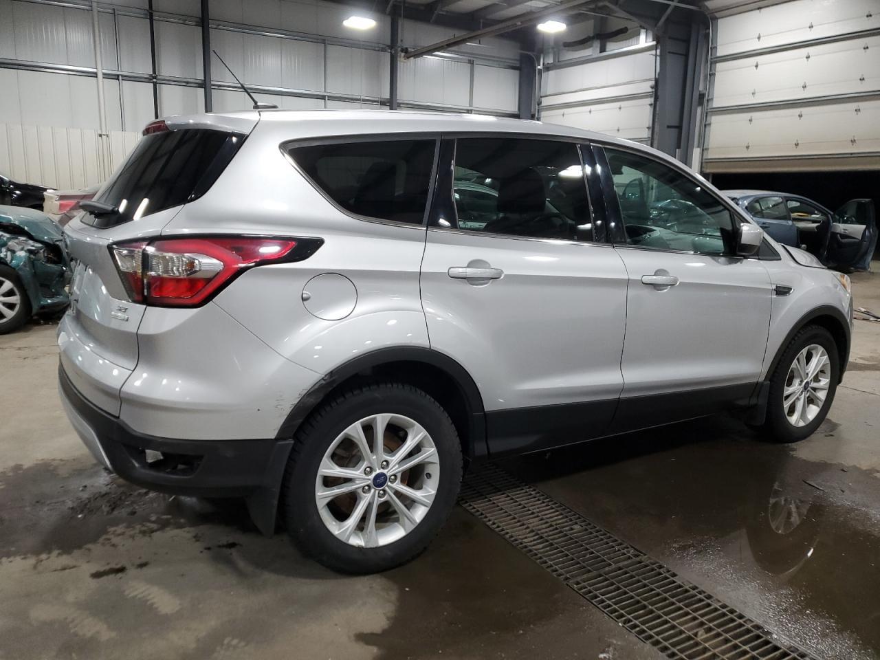 2017 FORD ESCAPE SE - Image 3