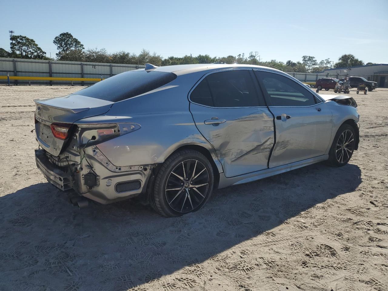 2021 TOYOTA CAMRY SE - Фото 3
