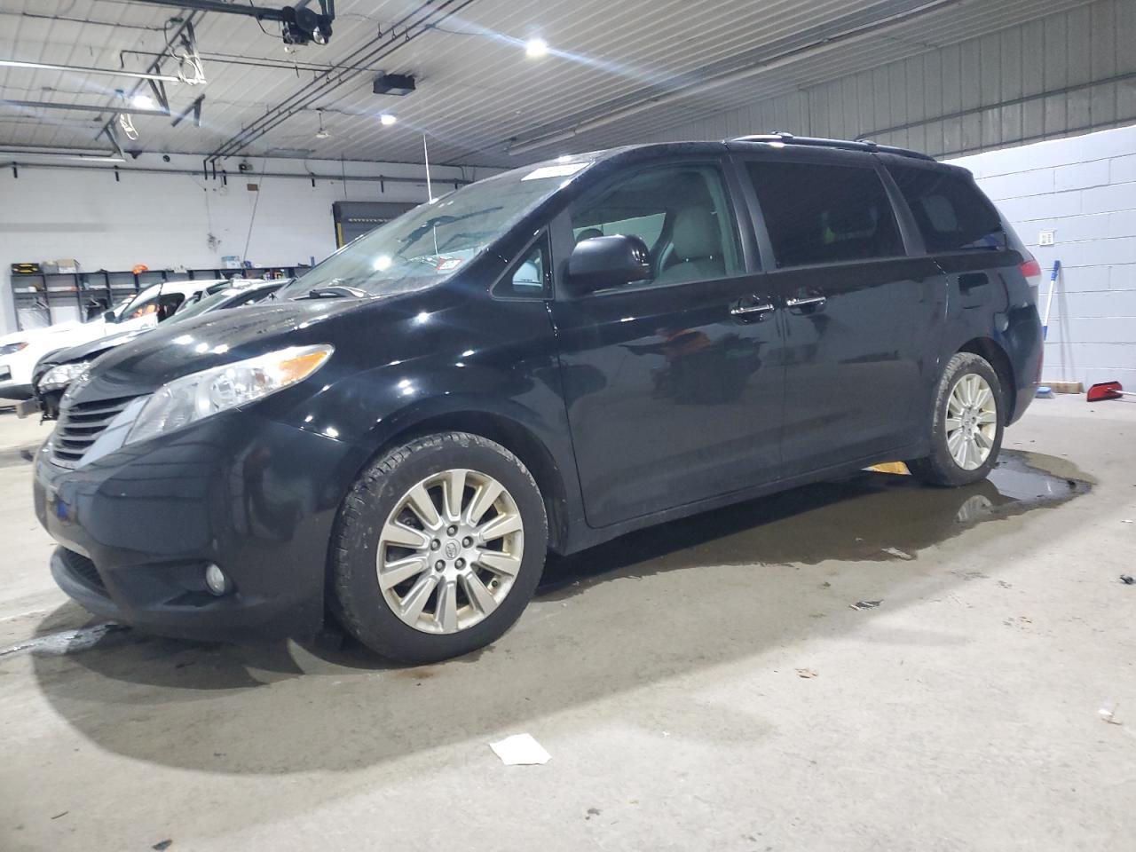 2013 TOYOTA SIENNA XLE