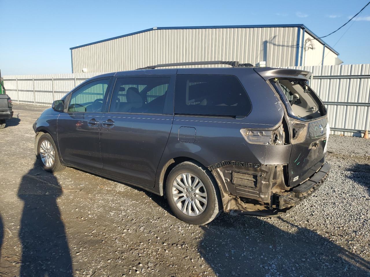 2013 TOYOTA SIENNA XLE - Фото 2