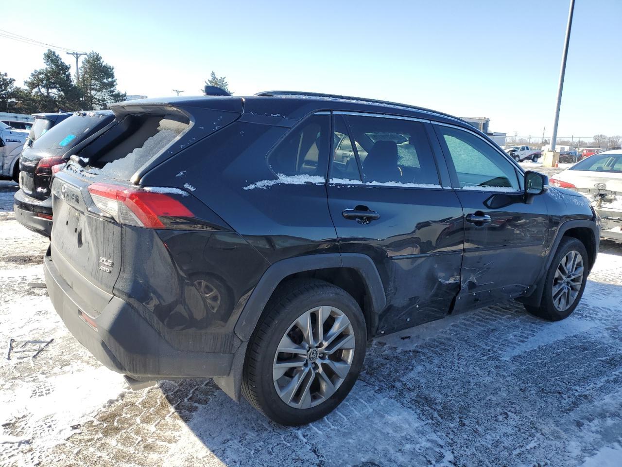 2020 TOYOTA RAV4 XLE P - Фото 3