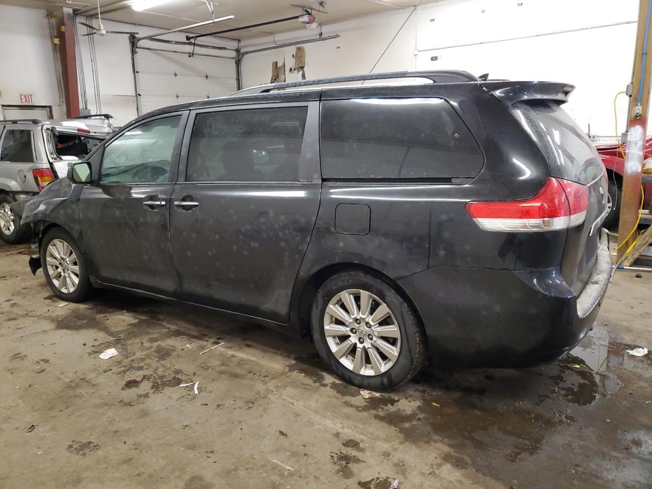 2011 TOYOTA SIENNA XLE - Фото 2