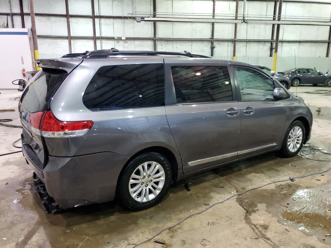 2011 TOYOTA SIENNA XLE - Фото 3