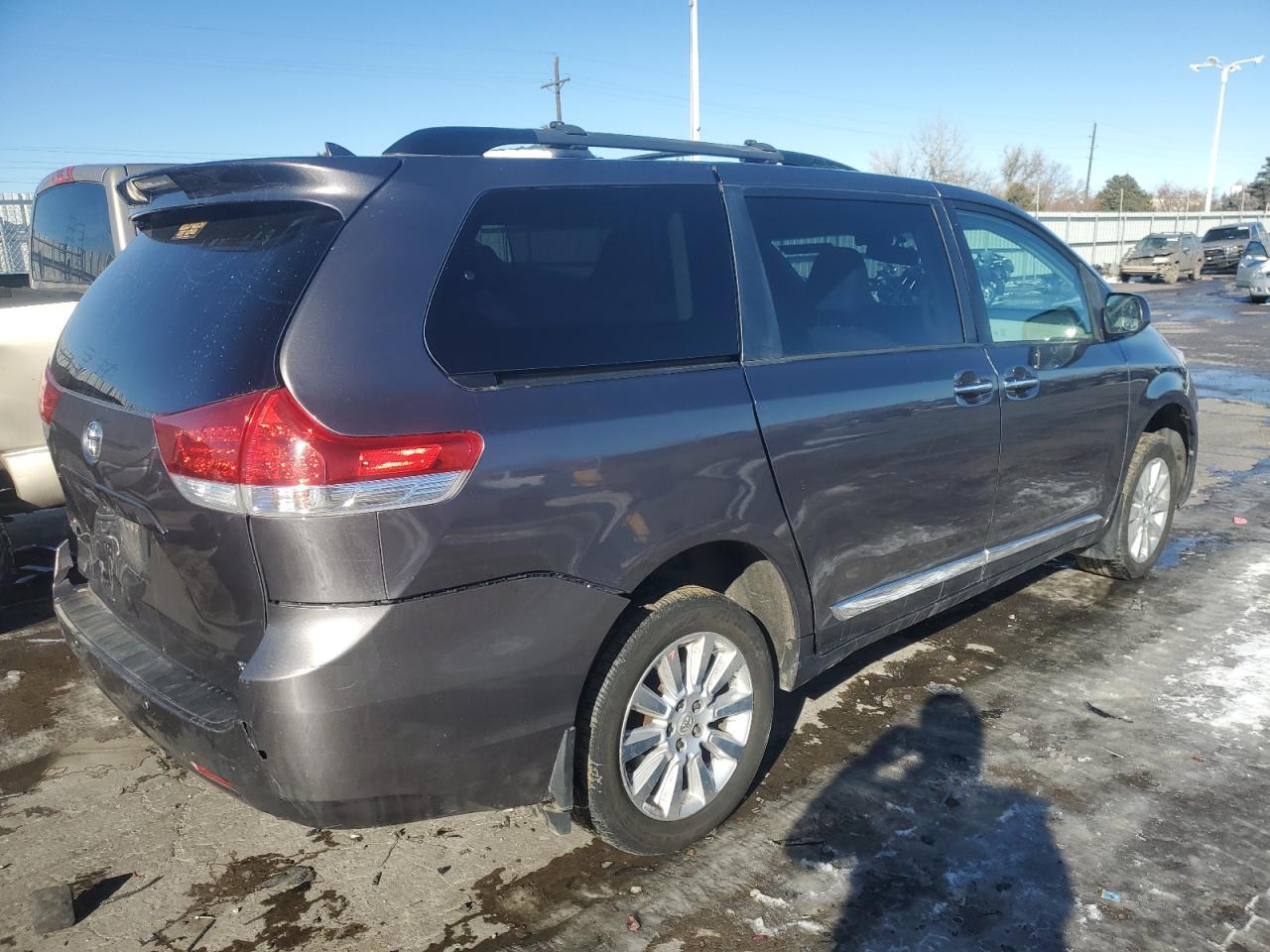 2011 TOYOTA SIENNA XLE - Image 3