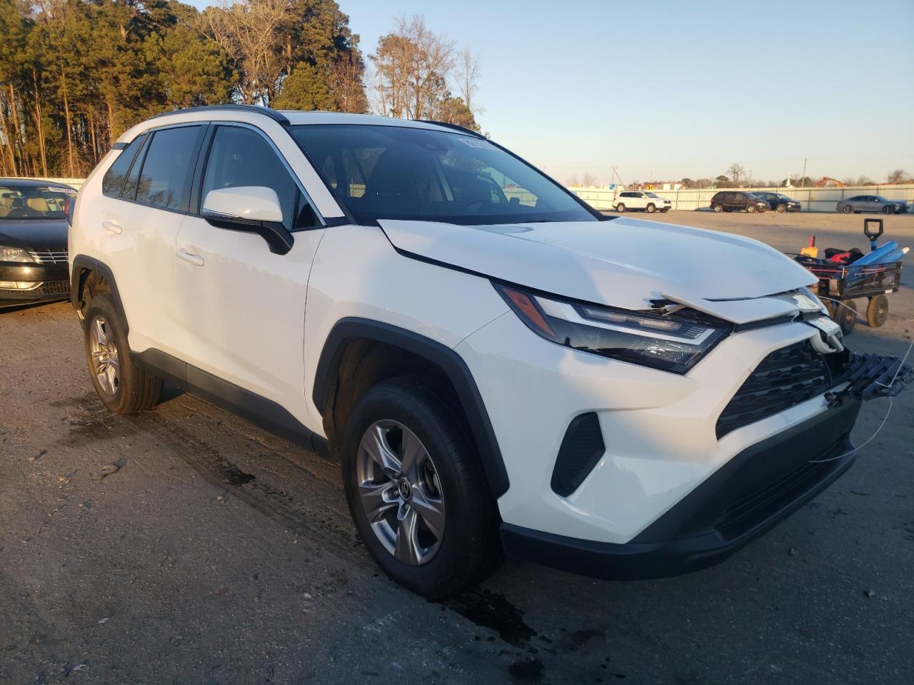 2022 TOYOTA RAV4 XLE - Фото 4