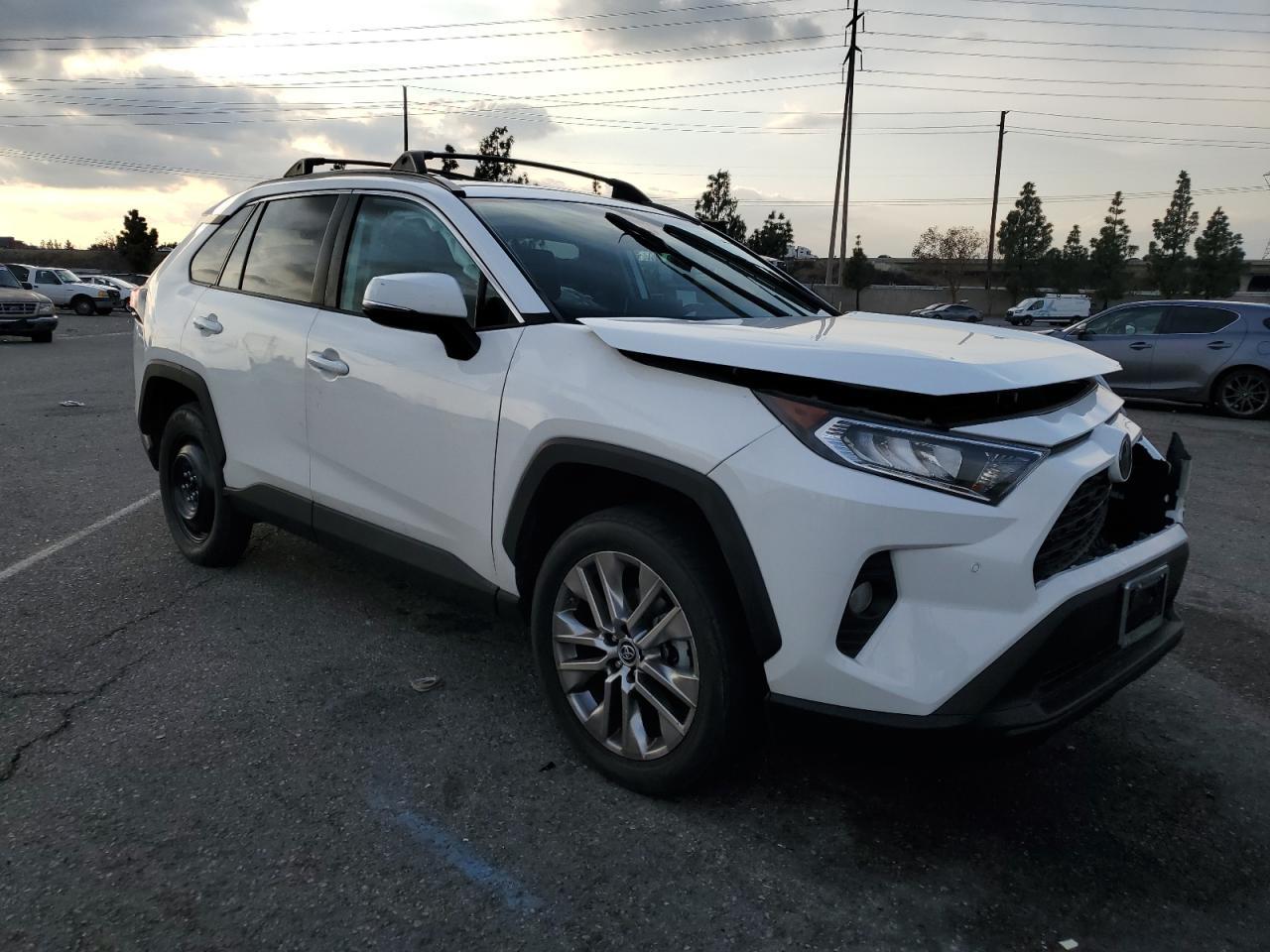 2019 TOYOTA RAV4 XLE P - Фото 4