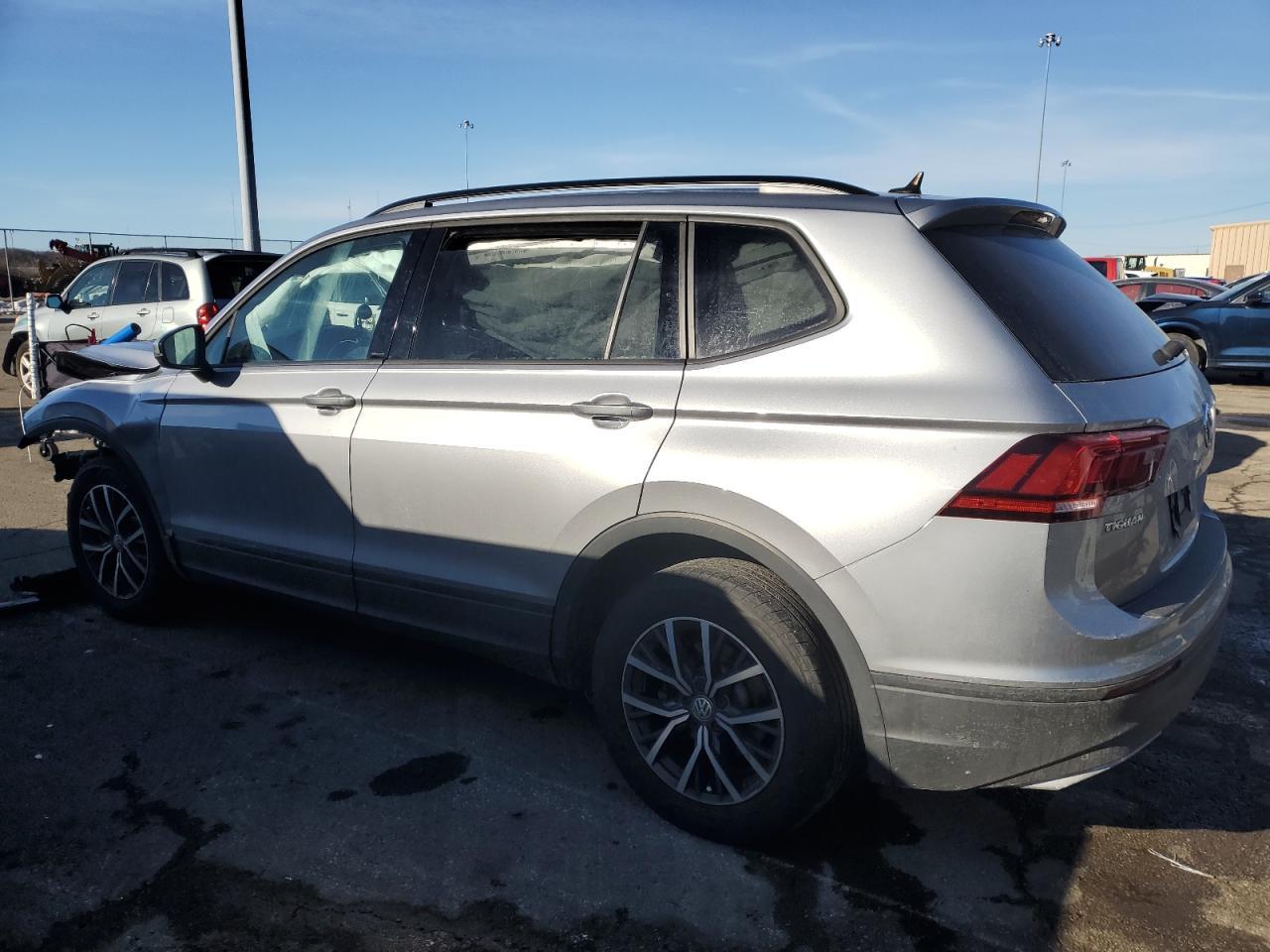2021 VOLKSWAGEN TIGUAN S - Фото 2