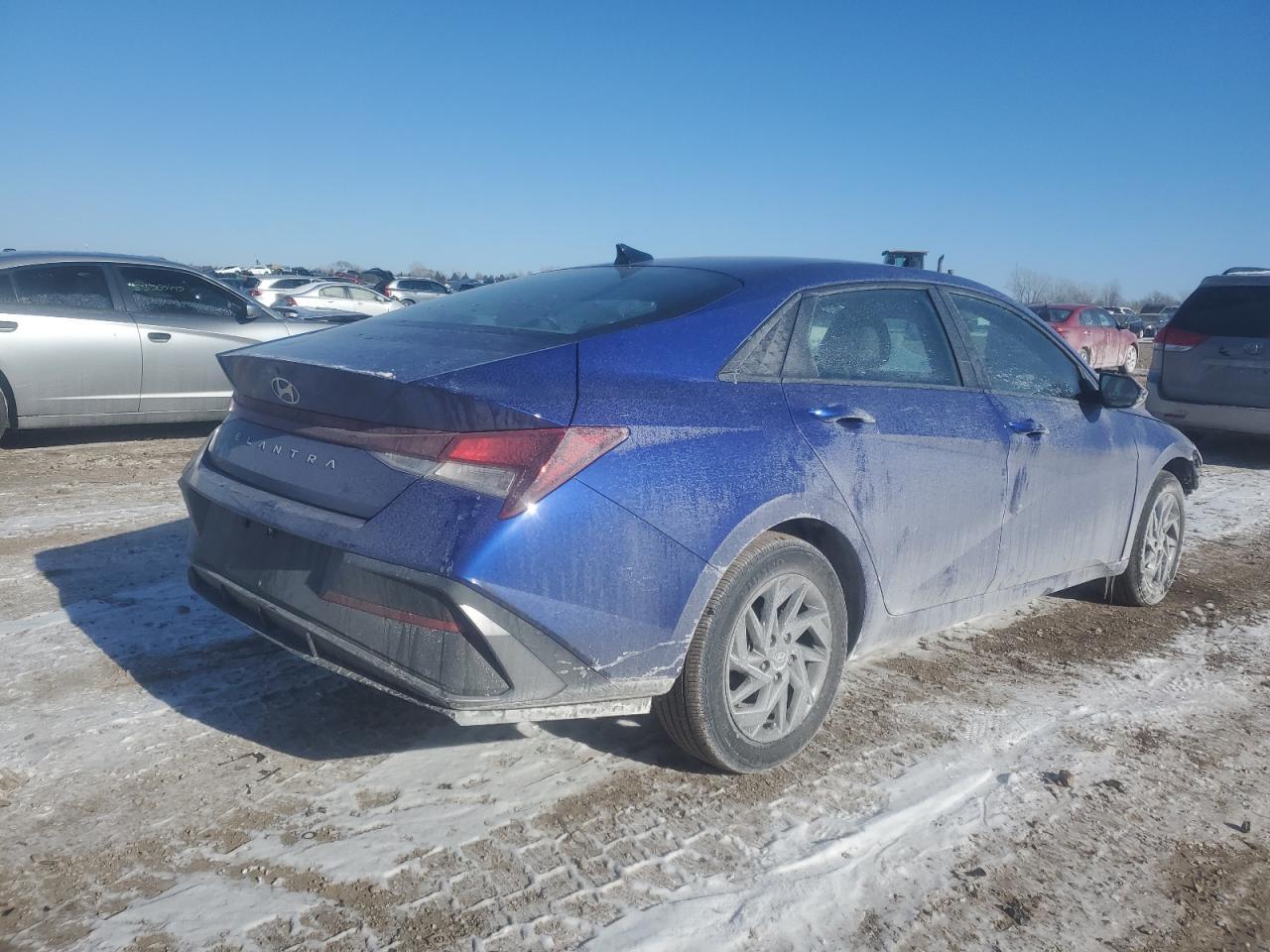 2024 HYUNDAI ELANTRA SE - Фото 3