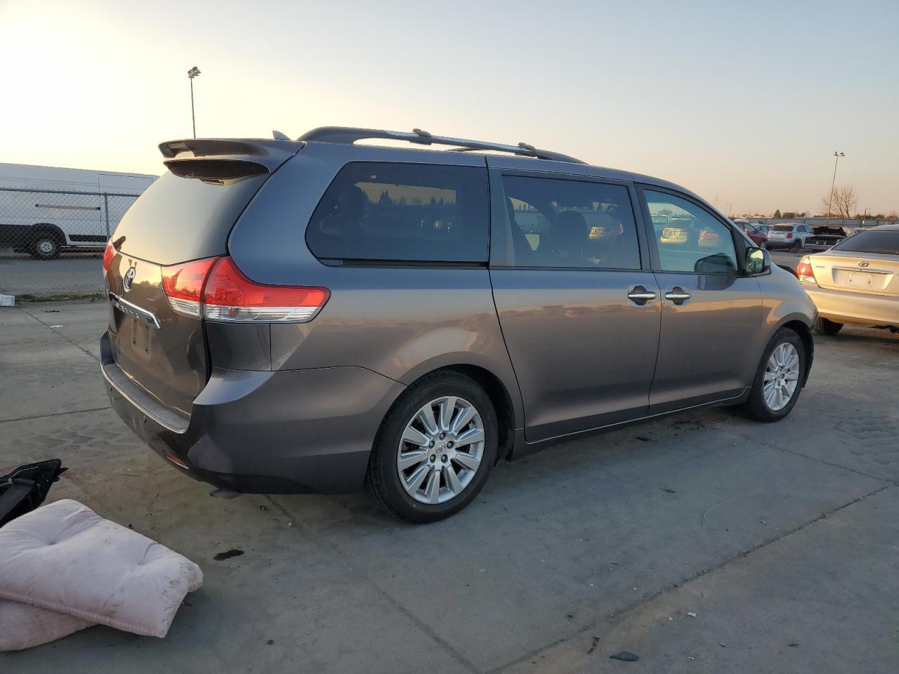 2011 TOYOTA SIENNA XLE - Фото 3